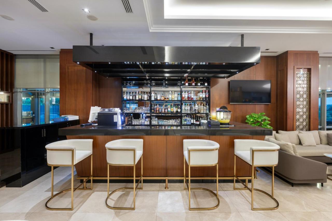 Miracle Istanbul Asia Airport Hotel & Spa Exterior photo The bar at the lounge