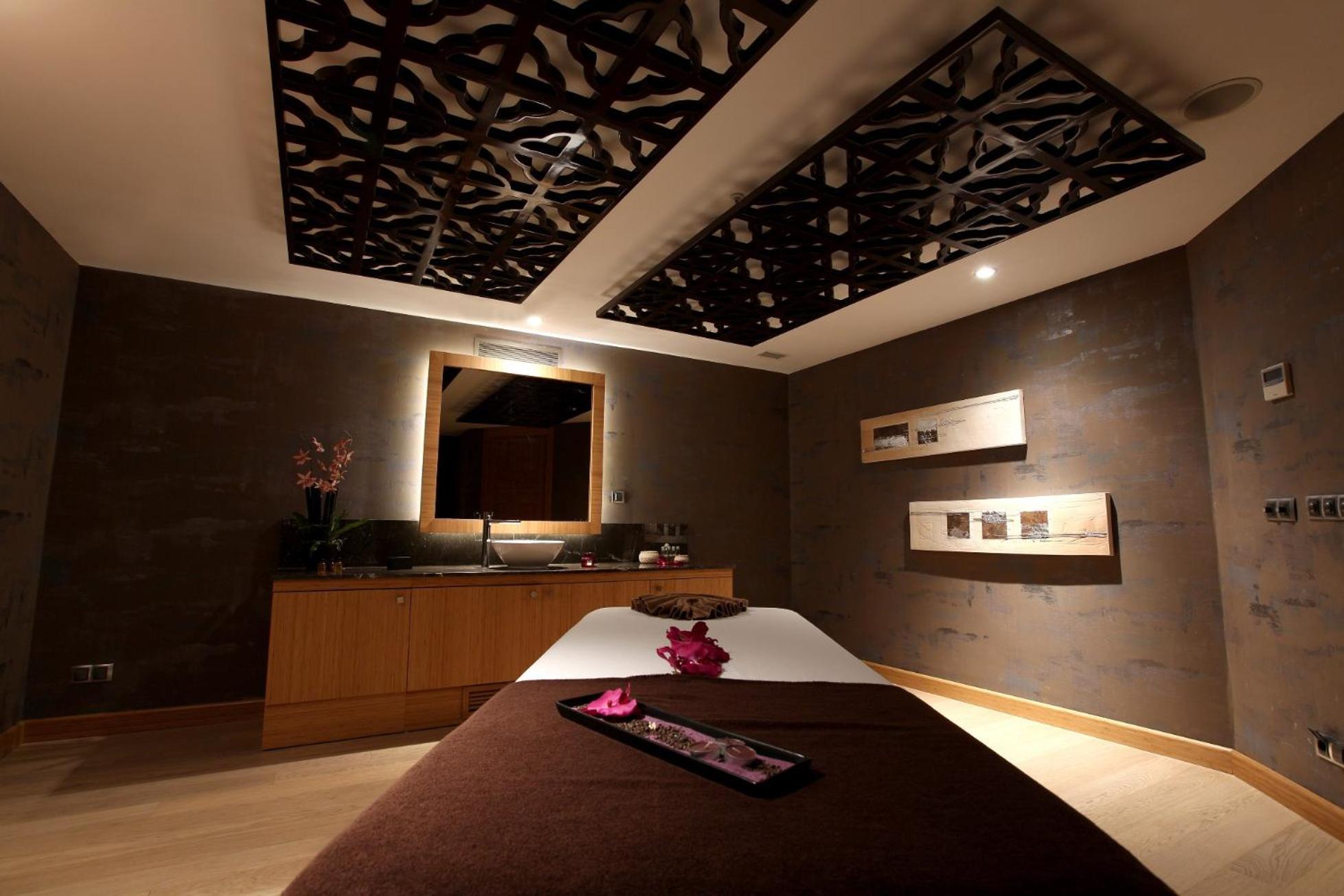 Miracle Istanbul Asia Airport Hotel & Spa Exterior photo A spa treatment room