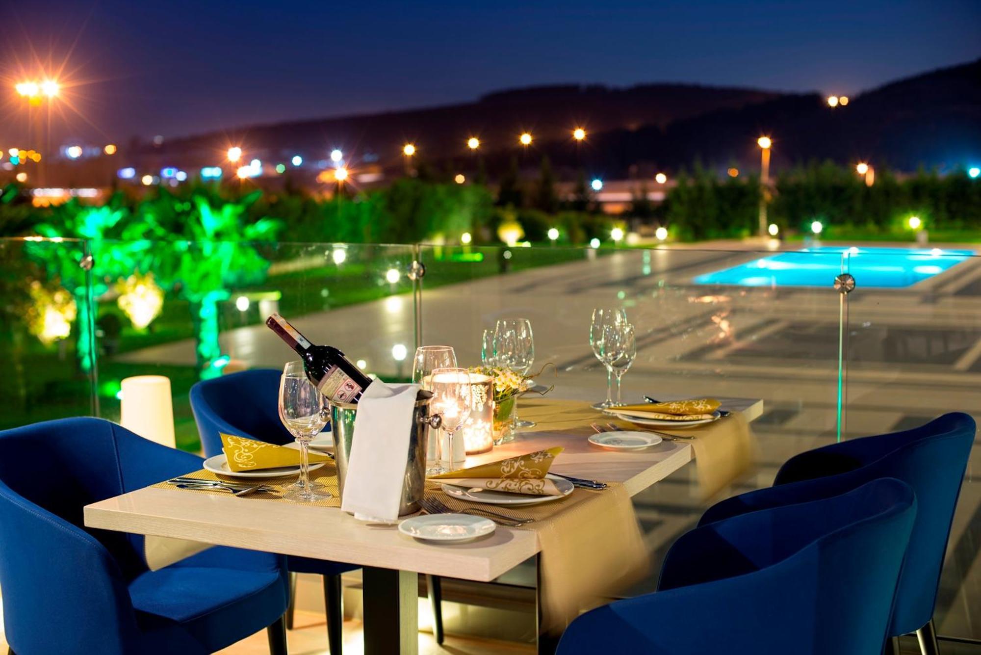 Miracle Istanbul Asia Airport Hotel & Spa Exterior photo The hotel's pool