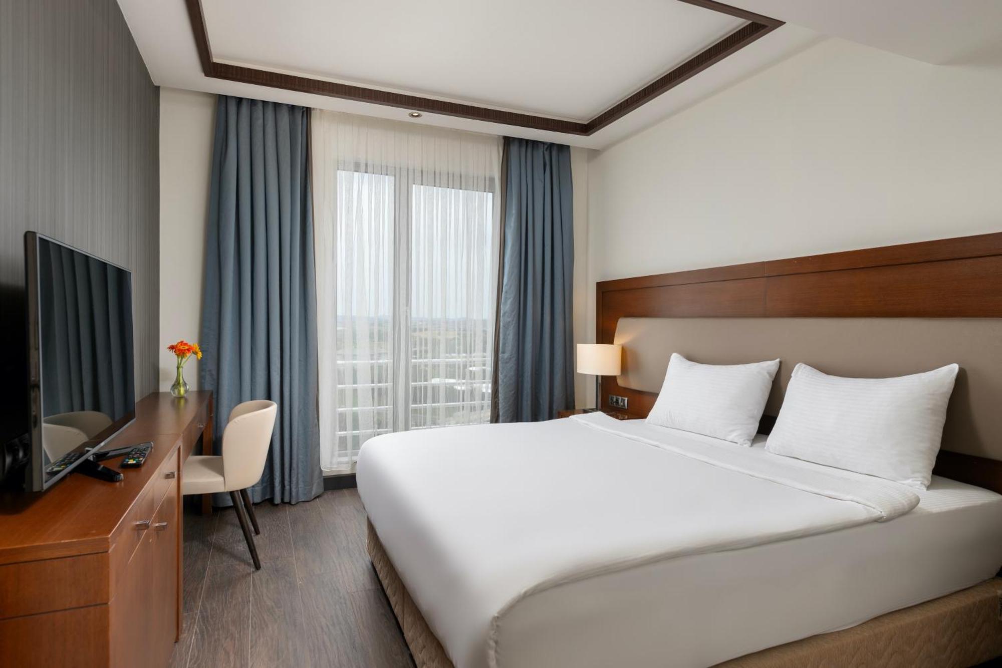 Miracle Istanbul Asia Airport Hotel & Spa Exterior photo A room at the hotel