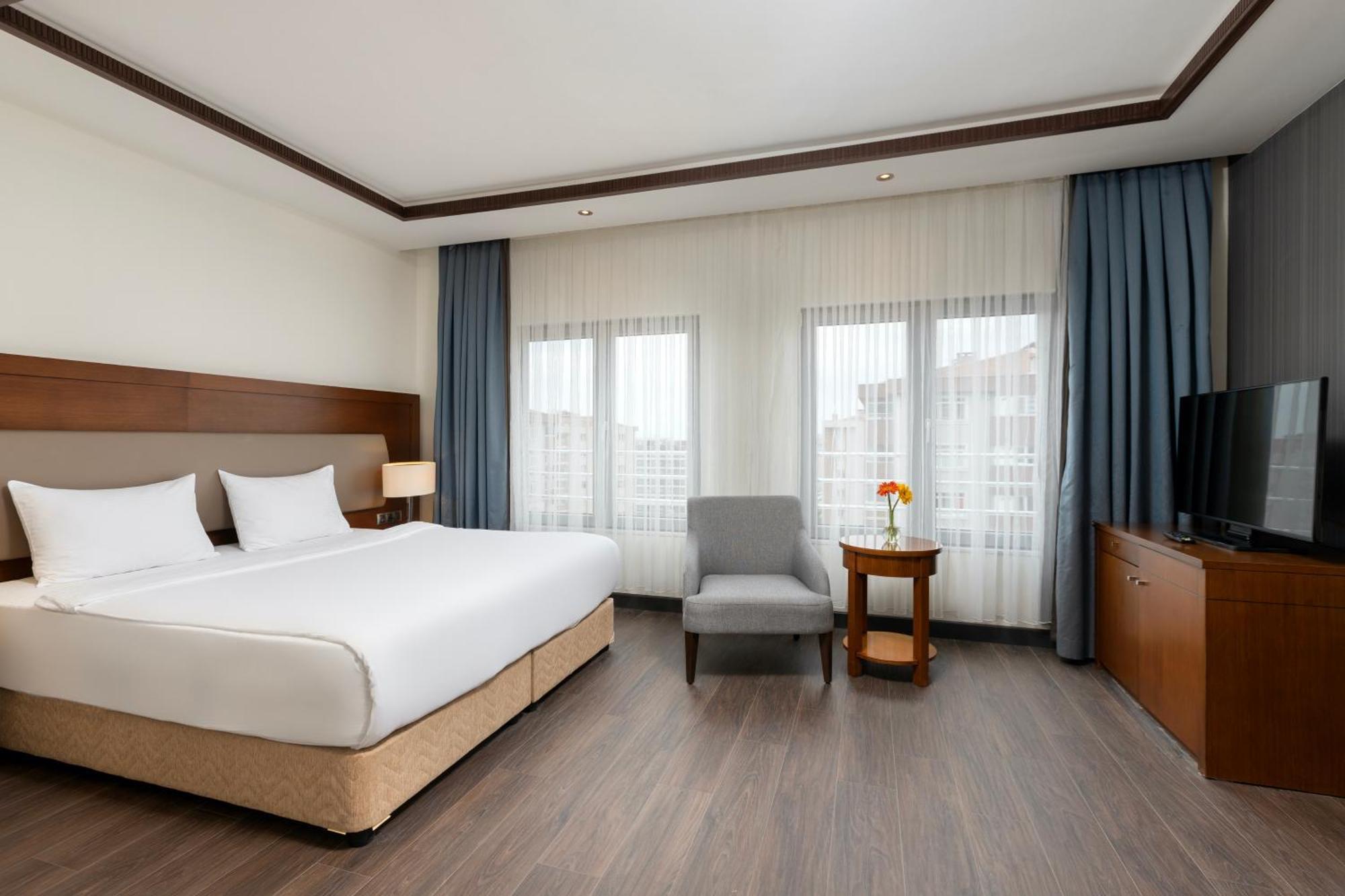 Miracle Istanbul Asia Airport Hotel & Spa Exterior photo A room at the hotel